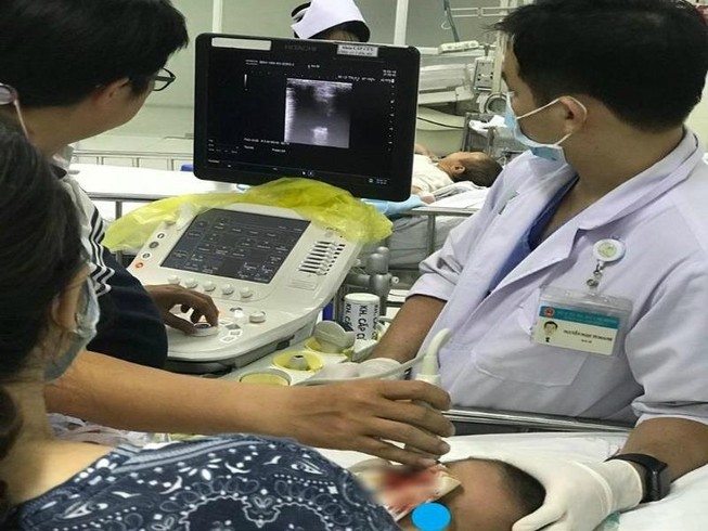 Câu chuyện phía sau ca mổ lúc 0 giờ cứu đôi mắt cho bé trai