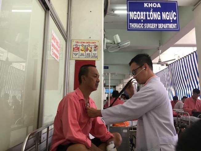 Khám sức khỏe, tá hỏa phát hiện răng giả mắc ở cổ 4 năm