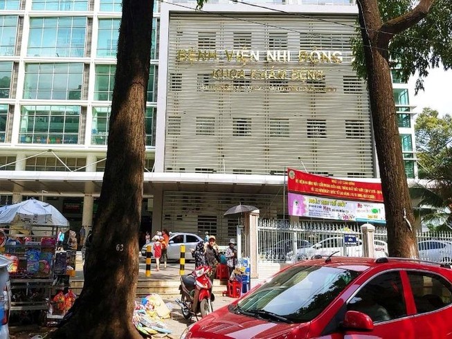 Bé trai bị xe trả khách tông nguy kịch ở trong bệnh viện