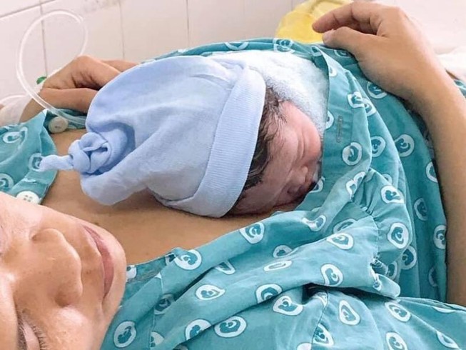 Sản phụ đẻ rơi con ngay giữa đường