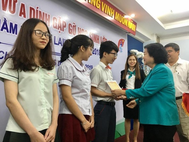 Chặng đường mới của 57 mầm tương lai quỹ học bổng Vừ A Dính