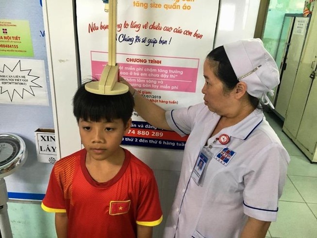 Sợ tiêm hormone tăng trưởng, chiều cao bé trai 3 năm đứng sững