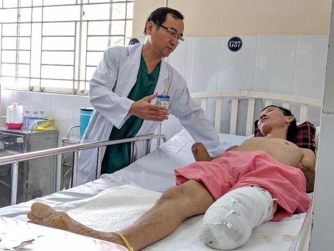 Thương tâm: Bệnh nhân bị cắt cụt tứ chi vì phỏng điện