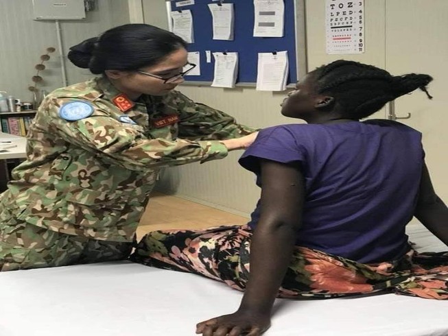 Cứu sống vợ con thống đốc, BS Việt ở Nam Sudan được tặng bò