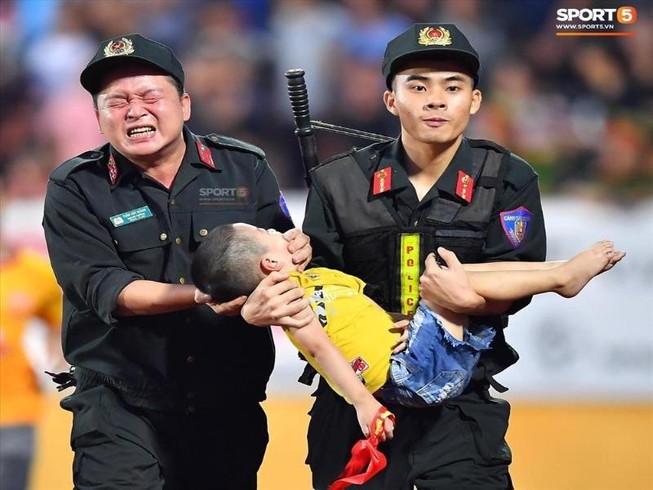 Đút tay ngăn bé co giật cắn lưỡi: Đẹp nhưng đừng bắt chước!