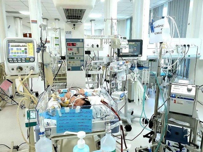 Hít phân su trong bụng mẹ, bé sơ sinh nguy kịch