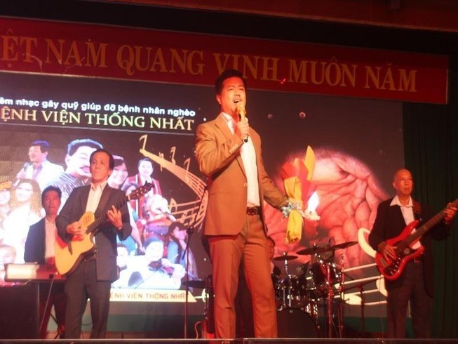 Các thầy thuốc hát quyên tiền ủng hộ bệnh nhân nghèo