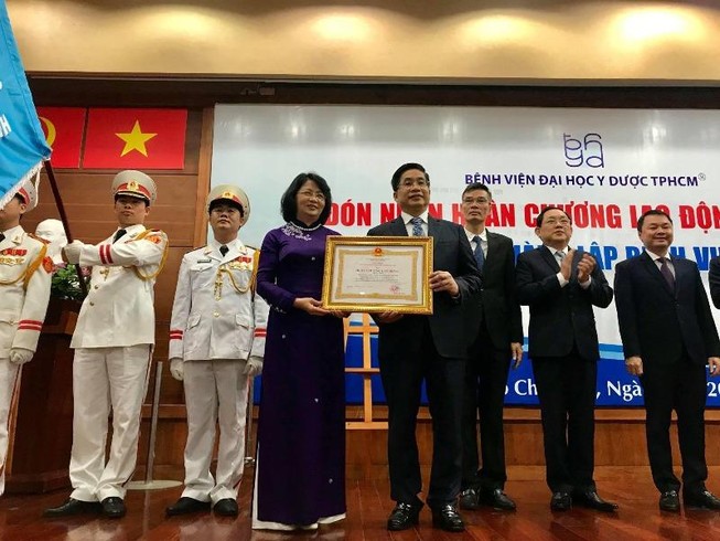 BV ĐH Y Dược TP.HCM nhận huân chương Lao động hạng Nhất