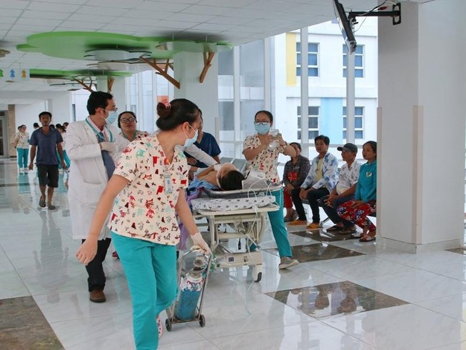 6 giờ giành giật mạng sống cho nữ sinh của hơn 20 y bác sĩ