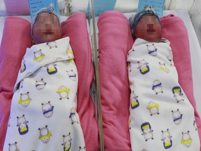 5 phút thần tốc cứu cặp sinh đôi bị sa dây rốn