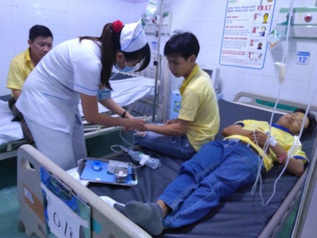 Ăn cơm tăng ca, gần 50 công nhân nhập viện nghi ngộ độc