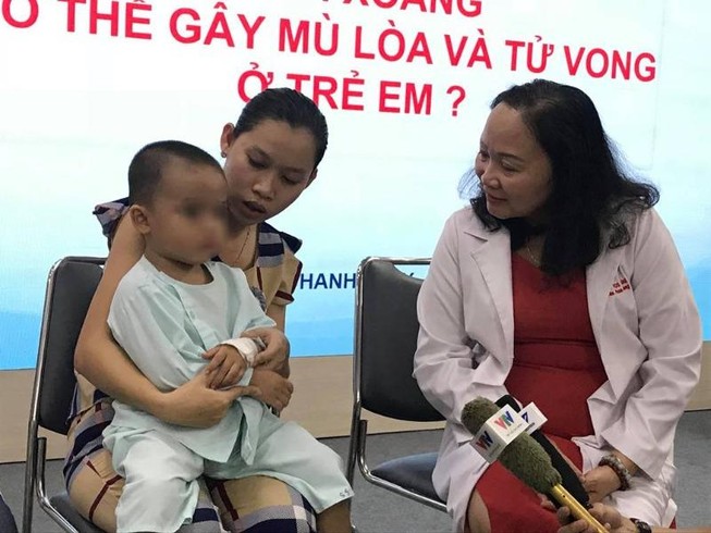 Chỉ bị viêm xoang nhưng bé trai 2 tuổi suýt mù mắt