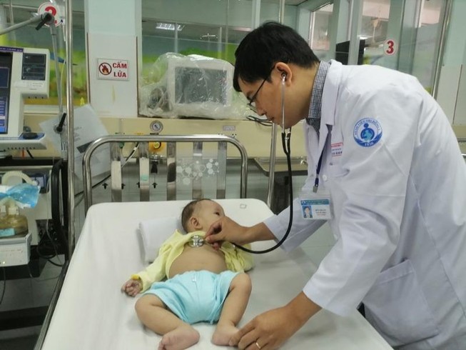 Cứu bé trai 7 tháng tuổi có nhịp tim 'phi mã'