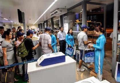 Hành khách đi máy bay sẽ làm thủ tục đơn giản hơn