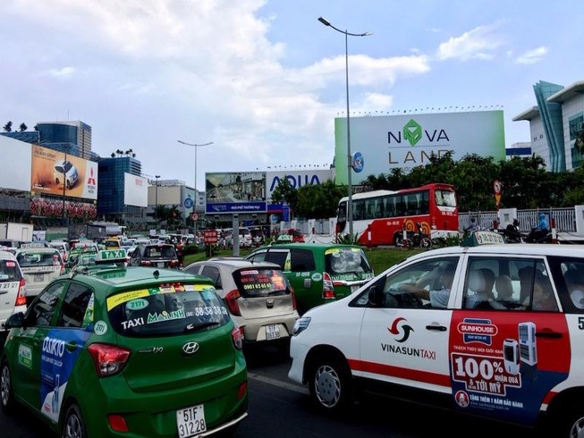 Ùn tắc nặng ở quanh sân bay Tân Sơn Nhất
