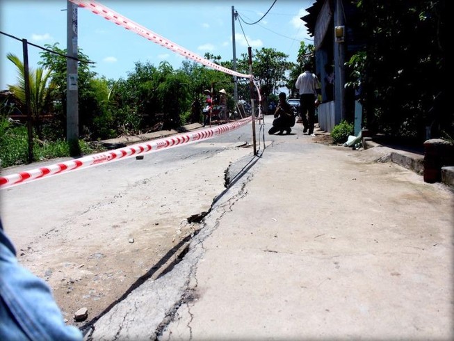 Gấp rút di dời dân trong một ngày tại điểm sạt lở Nhà Bè