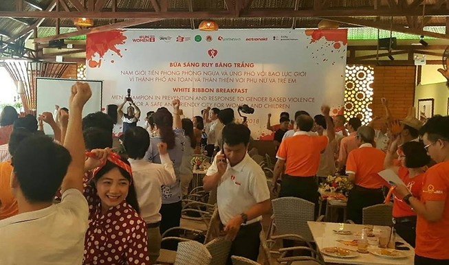 Nhìn theo phụ nữ đẹp, huýt sáo là quấy rối tình dục?