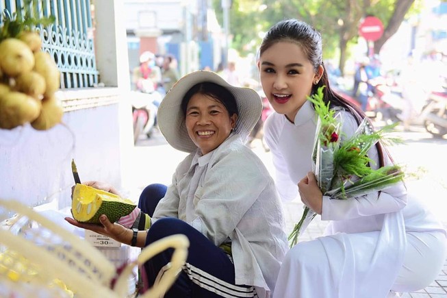 Ngân Anh chỉ “thắm” khi ở ngoài đường, bên ngoài sân khấu