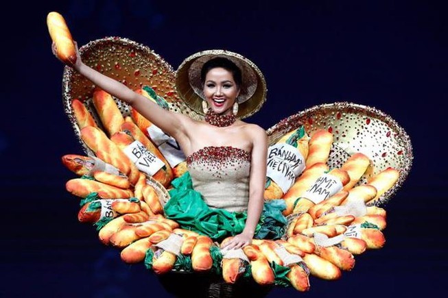 Đi tìm trang phục thay 'váy bánh mì' cho Miss Universe 2019
