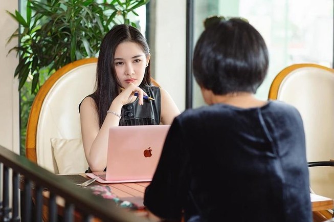 Hoa hậu Ngân Anh vất vả làm luận văn, được fan khen ốm đẹp