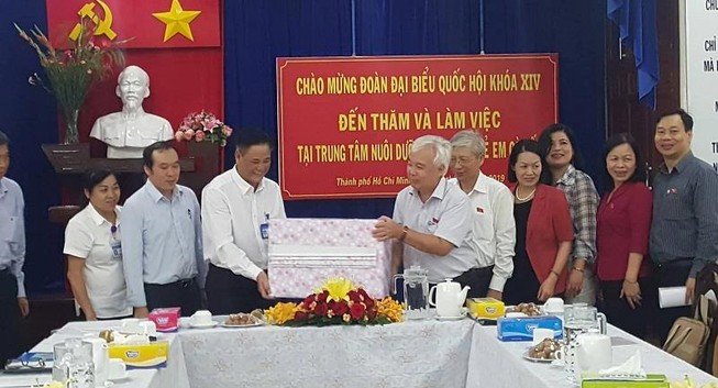Trẻ đường phố vào trung tâm bảo trợ thường rất ngang bướng
