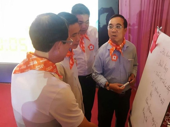 Cha và con trai tham gia ngăn ngừa bạo lực trong gia đình