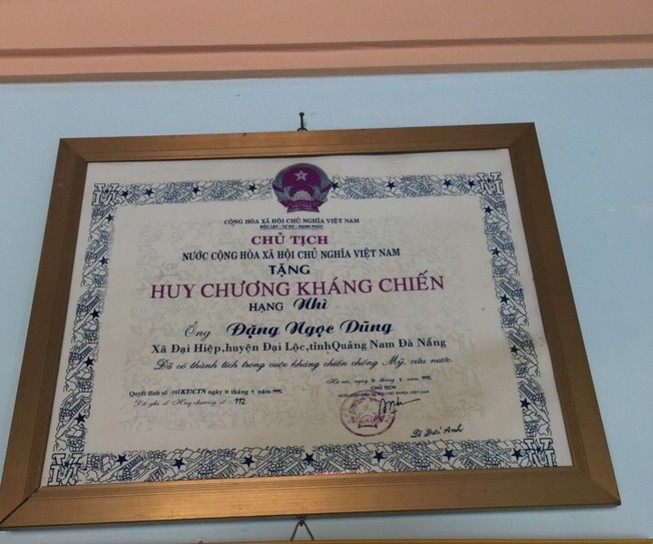 Bí thư có 4 năm sinh xin trả lại huy chương