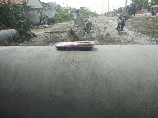 Người dân mang bánh mì ra đường chặn xe