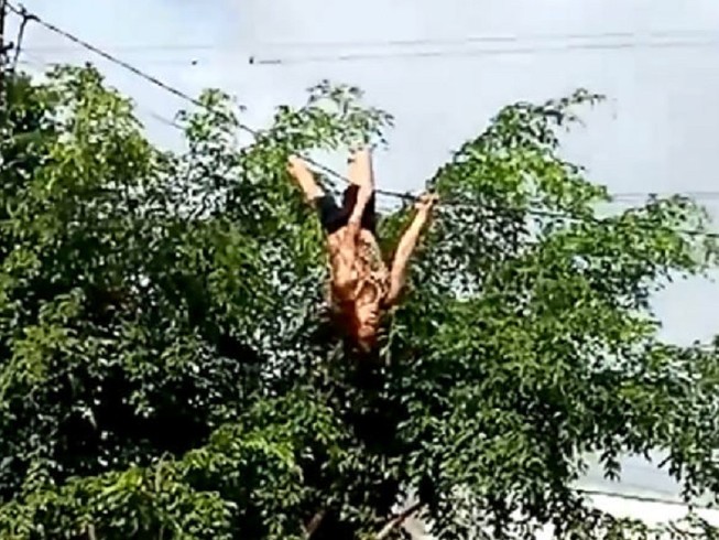 Tin mới về người phụ nữ đu dây điện