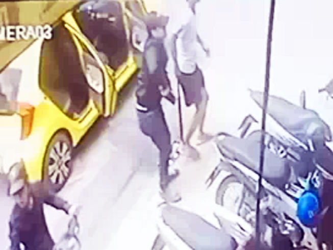 Nhóm người đi trên 2 ô tô xông vào quán vịt quay chém loạn xạ