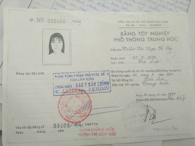 Bà Ái Sa không có em gái trùng tên với trưởng phòng mượn bằng?