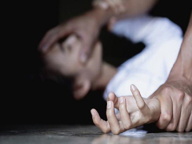 Đi học về, bé gái 11 tuổi bị bịt miệng kéo vào rẫy cà phê