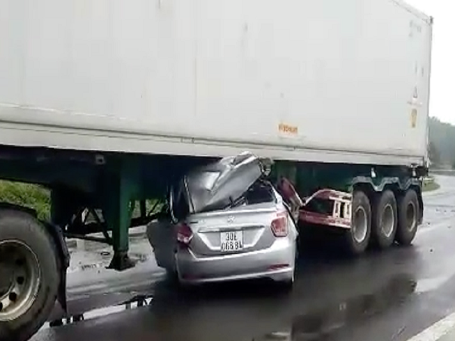 Ô tô lọt gầm container, hai người chết