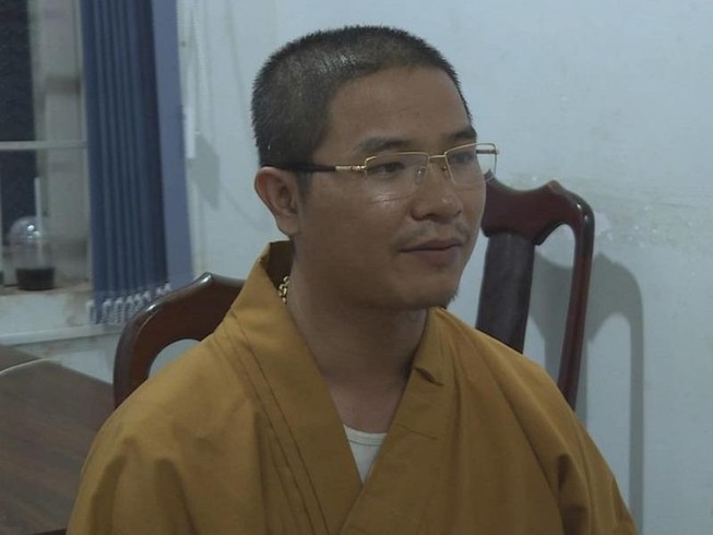 Người tu hành đập ô tô trên đường bị khởi tố
