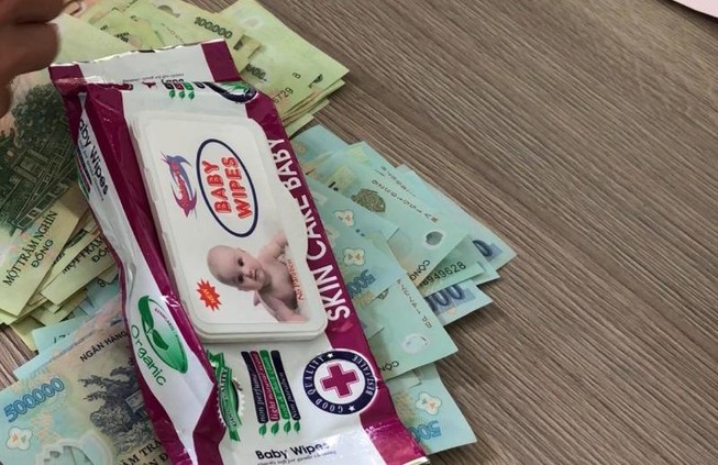 Cướp nhào vô đám cưới rinh thùng tiền mừng cô dâu, chú rể