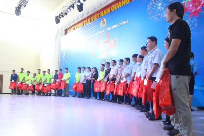 Chi 130 tỷ đồng hỗ trợ công nhân ăn Tết