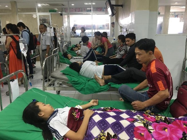 Hàng chục học sinh tiểu học ở Bình Dương cấp cứu nghi ngộ độc