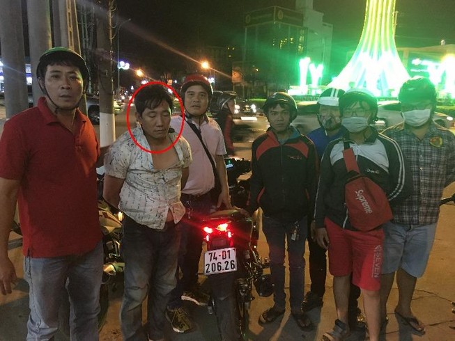 Hiệp sĩ bắt nóng tên trộm đang mang xe bán sang Campuchia