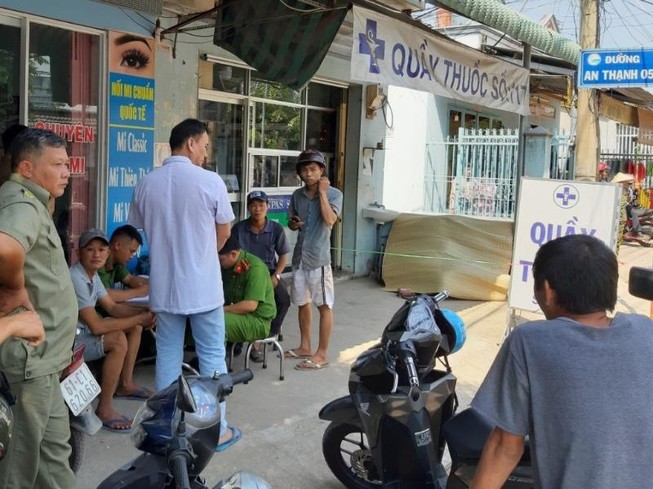 Gục chết trước cửa tiệm thuốc ở Bình Dương