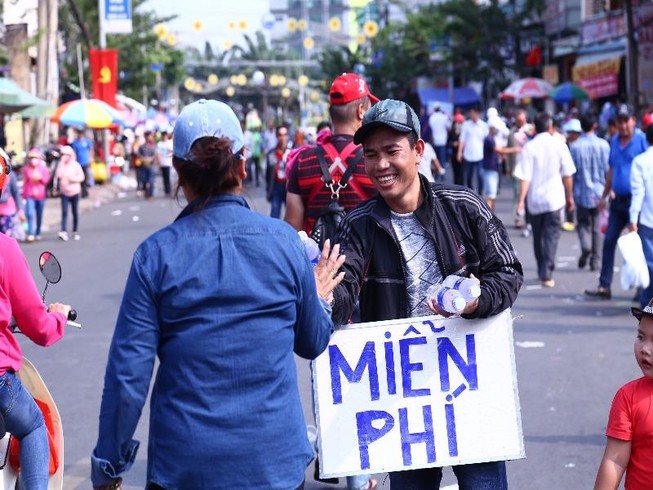 Không sợ đói, khát khi đi lễ hội ở Bình Dương