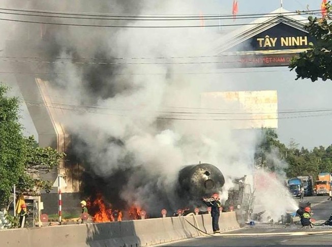Xe bồn chở gas tông dải phân cách và bốc cháy ngùn ngụt