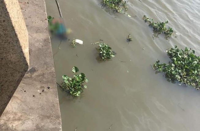 Thi thể 1 phụ nữ đang phân hủy dưới sông