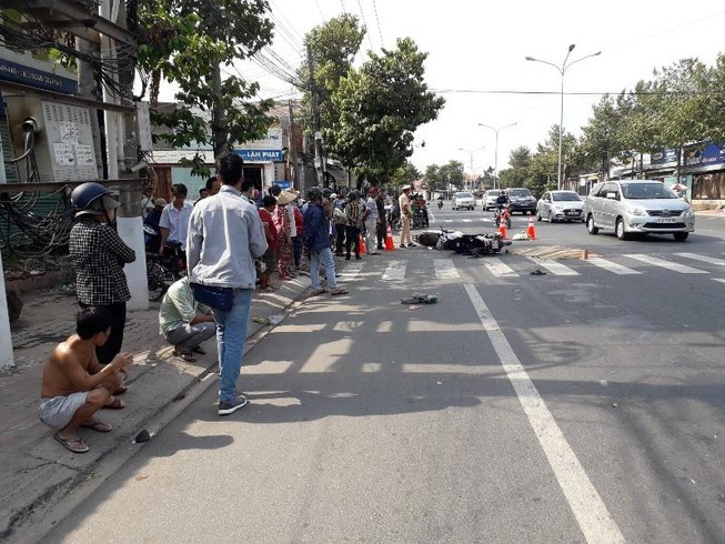 Va chạm giữa 2 xe máy, 1 người bị ô tô khách cán chết