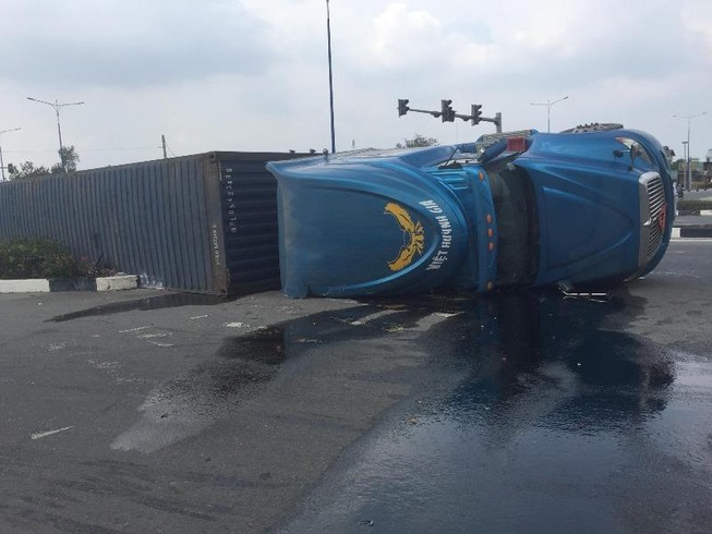 Lật container ở Bình Dương, cả nhà thoát chết trong gang tấc