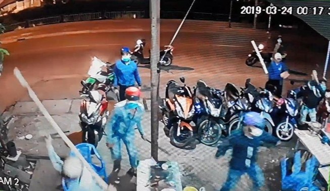 Nhóm người dùng hung khí tuyên bố “dẹp” quán trước mặt công an