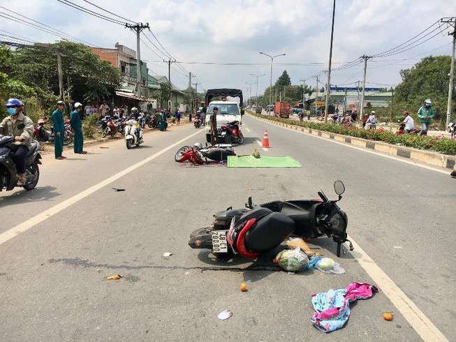 Bình Dương: Tai nạn liên hoàn 4 người thương vong
