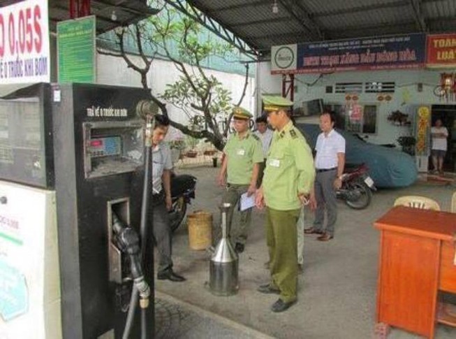 Hơn 10 ngàn lít xăng dễ bị kích nổ tại một trạm ở Bình Dương