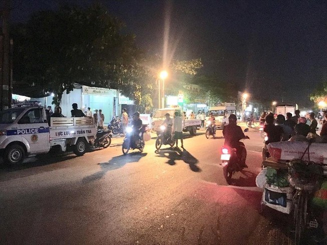 Phát hiện con trai treo cổ giữa nhà, người mẹ chết ngất
