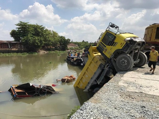 Tai nạn giữa xe ben và ghe bán tạp hóa dưới sông