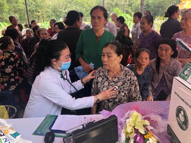 Hàng trăm người dân được khám bệnh miễn phí tại Bình Dương
